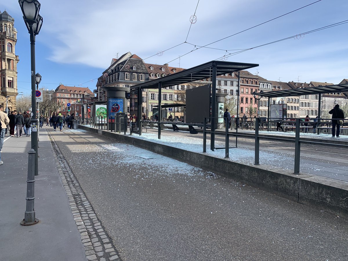 nathstey's tweet photo. ÀStrasbourg, l’arrêt de tram Gallia, proche des universités, à été saccagé après un nième passage des manifestants https://t.co/hLOUzp4Q2e