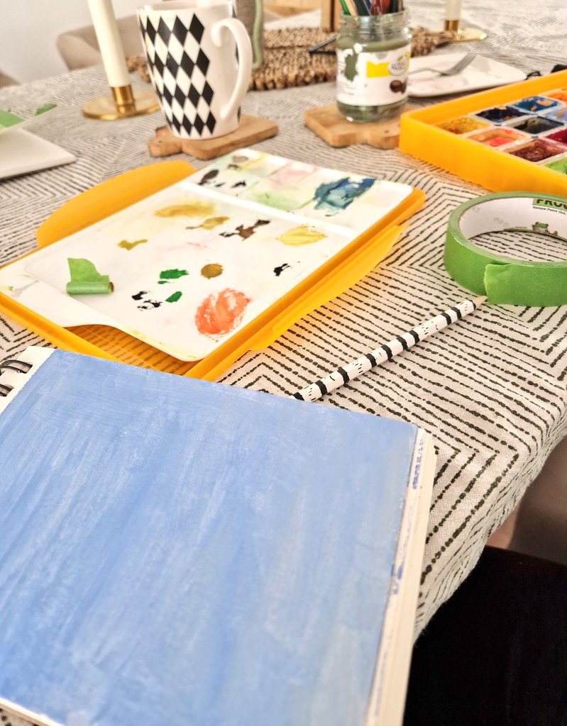 vayyaari's tweet photo. Chai. Paint. Music. 

So happy right now. https://t.co/uDt4naVtIi