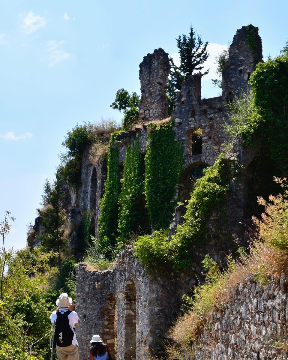 realsparta_gr's tweet photo. 🏰Mystras.
A place steeped in ancient history,filled with stunning architecture and enchanting natural locations. From the winding cobbled streets to the majestic castle perched on top of the hill,every corner of Mystras is like something out of a fairy tale. #mystras #realsparta https://t.co/vlvsir3VmF