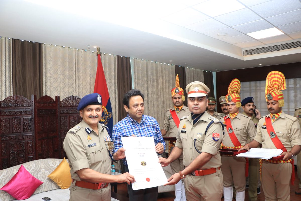 drIRAJRAJA's tweet photo. आज पुलिस महानिदेशक प्रशंसा चिन्ह(स्वर्ण) प्राप्त हुआ। ये प्रशंसा चिन्ह समर्पित है उस टीम को जिसने उस मासूम बच्ची को न्याय दिलाने में प्रमुख भूमिका निभाई। जीवन भर अफसोस रहेगा हम लोग तुमको उस दरिंदे से नहीं बचा पाये थे। उसको मृत्युदण्ड दिलवा कर शायद कुछ कर पाये हैं हम तुम्हारे लिए। https://t.co/Z9a63kOKUV