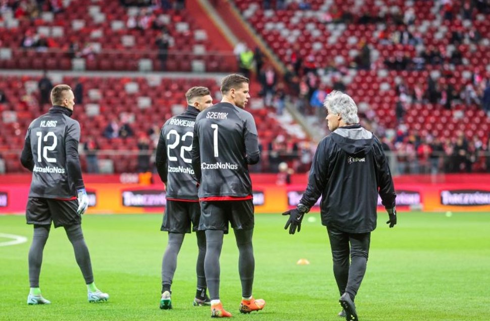 👏 La selección masculina de POLONIA tuvo un gesto de apoyo con sus compañeras de selección

👕  Saltaron al calentamiento con los nombres de las jugadoras a la espalda

📌 También aparecía el eslogan #CzasNaNas de la candidatura de Polonia para acoger la Eurocopa 2025