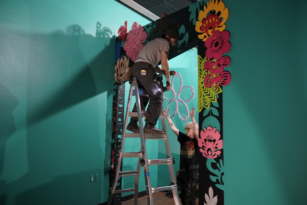 Back Home: Polish Chicago opens in less than 2 months! The exhibition tells the story of Chicago’s Polish communities thru artifacts, documents, &amp; photos as well as artwork, such as Andrea Jablonski's piece. Experience it all when #BackHomeCHM opens 5/20. ow.ly/W5xR50NtlKt