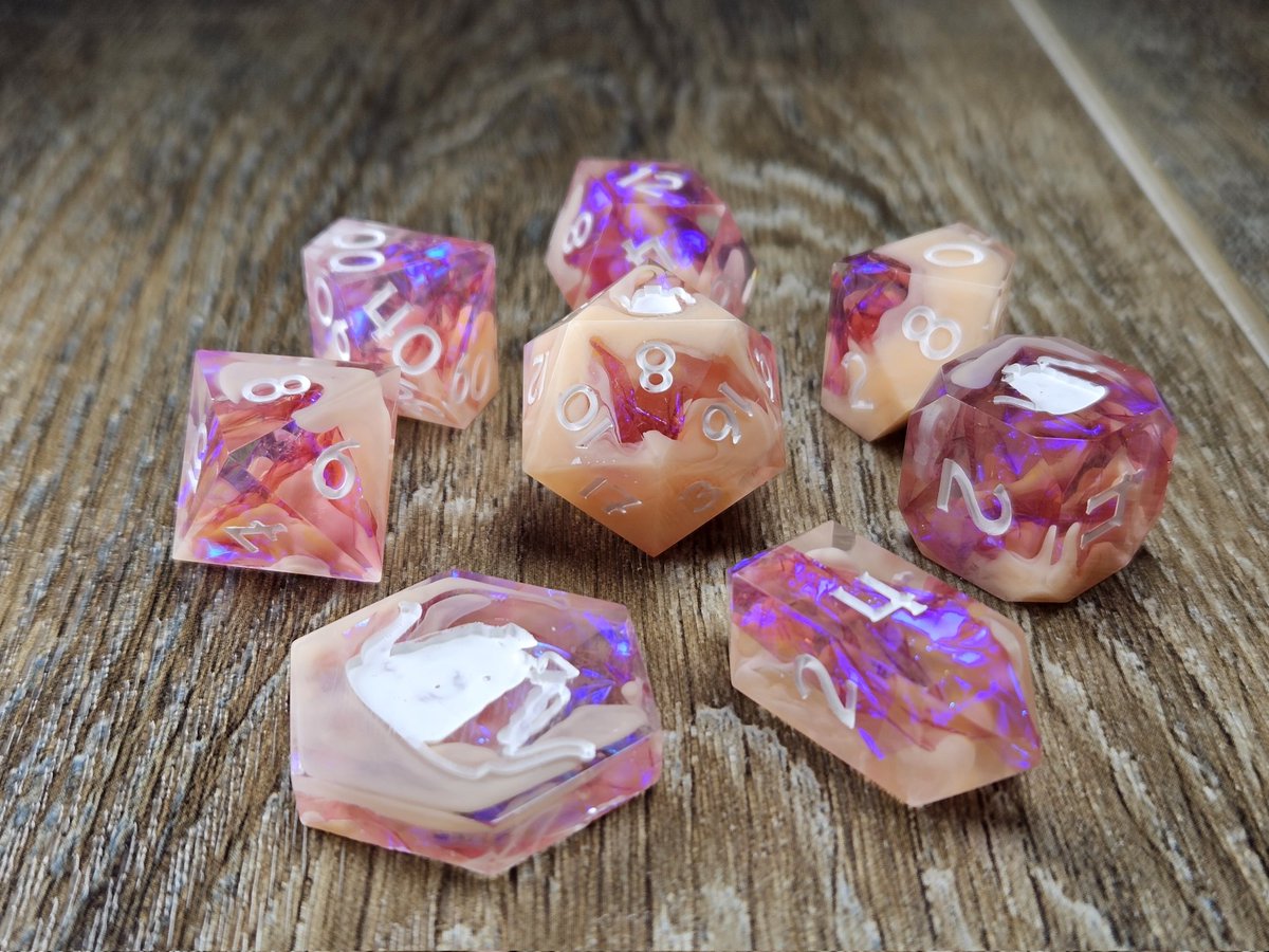pourovergaming's tweet photo. Witch's Cobbler 🧙♀️ 🥧
A dice set with plumes of opaque peach swirling around a sugar plum mylar with blue flash. Will be available this Thursday(30 March) in the next shop update!
#dice #handmadedice #dicemaker #smallbusiness #ttrpg #ttrpgcommunity #dnddice #clickclacks https://t.co/U6w9QfyZzB