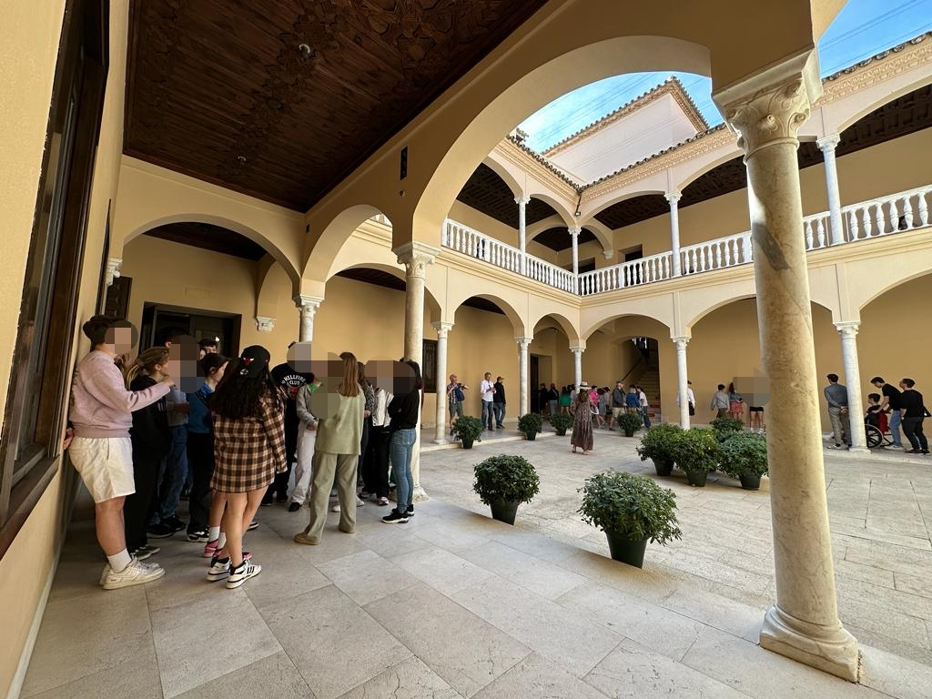 mPICASSOm's tweet photo. Estudiantes del @ClgRabelais86 de #Poitiers, que están realizando un intercambio con el alumnado del IES Christine Picasso de Málaga, han visitado esta mañana las salas de la #ColecciónMPM, con obra de #Picasso.

¿Quieres venir con tu clase? ¡Escríbenos! > https://t.co/YhG1Eynld8 https://t.co/kvVh1R47CS