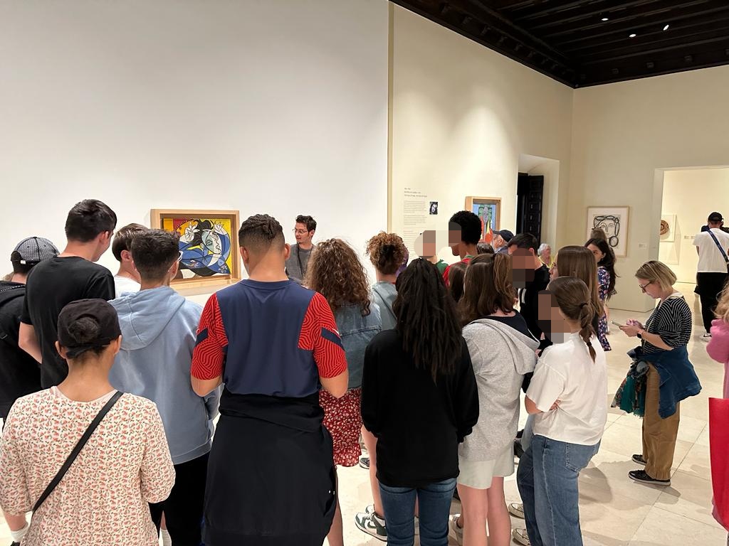 mPICASSOm's tweet photo. Estudiantes del @ClgRabelais86 de #Poitiers, que están realizando un intercambio con el alumnado del IES Christine Picasso de Málaga, han visitado esta mañana las salas de la #ColecciónMPM, con obra de #Picasso.

¿Quieres venir con tu clase? ¡Escríbenos! > https://t.co/YhG1Eynld8 https://t.co/kvVh1R47CS