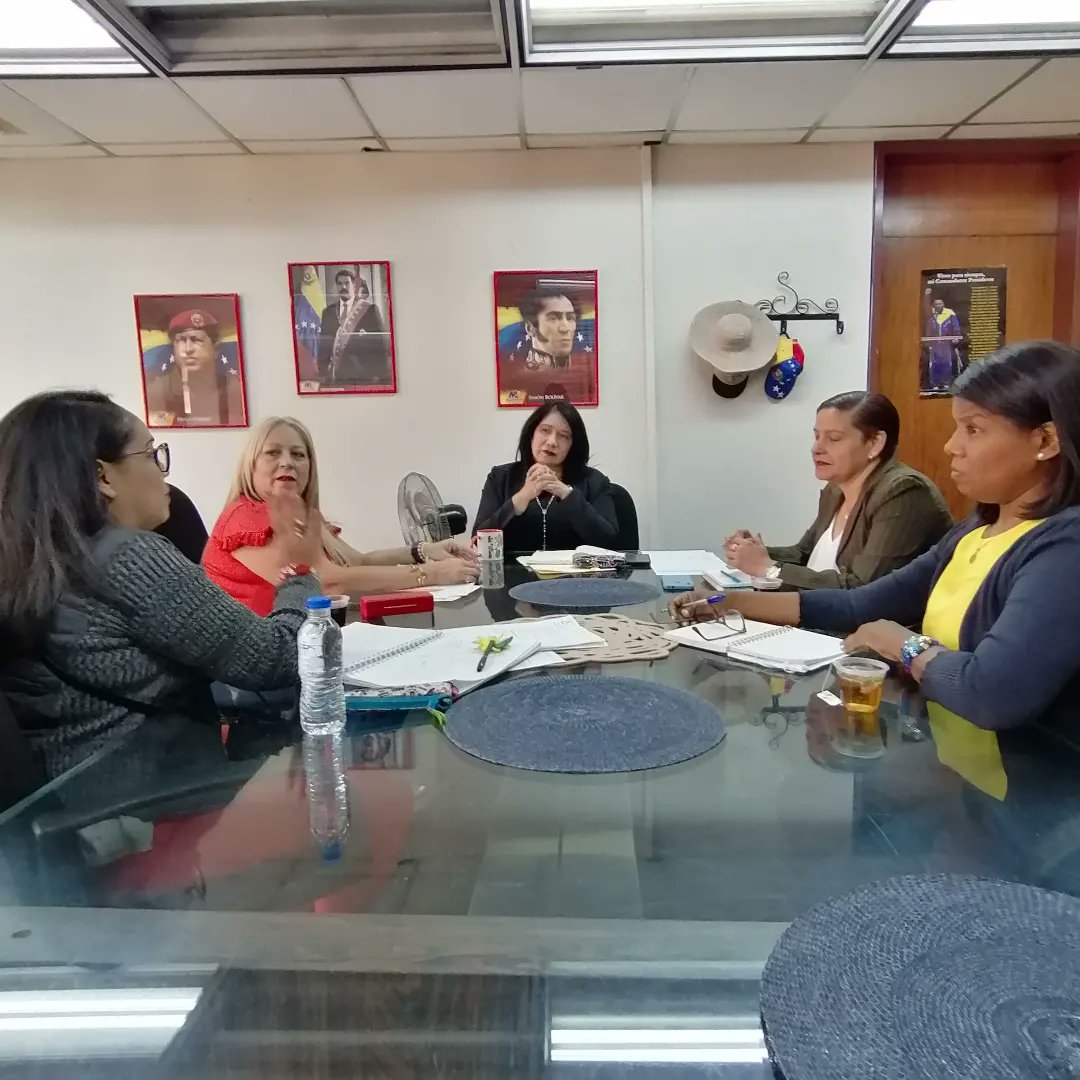 NorisSotoF's tweet photo. 28M en compañía de las Directoras de línea de Educ. Especial con el fin de debatir junto a la D.G de Registro y Control Académico Yunis Hernández herramientas que nos permitan Avanzar por una Educ de Calidad para Nuestros Niños y Niñas de la Patria
@NicolasMaduro
@_LaAvanzadora https://t.co/Hgy0uWe6z1