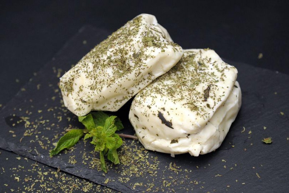 EUCYPRUS's tweet image. 🆕🧀İlk Kıbrıs Türk 'Χαλλουμι' (Halloumi)/'Hellim’ine Menşe İsmi Korumalı Ürün Sertifikası verildi
europa.eu/!DkGBPg

🆕🧀First Turkish Cypriot ‘#Χαλλούμι’ (#Halloumi)/‘#Hellim’ cheese awarded Protected Designation of Origin certificate europa.eu/!GXd9WJ
