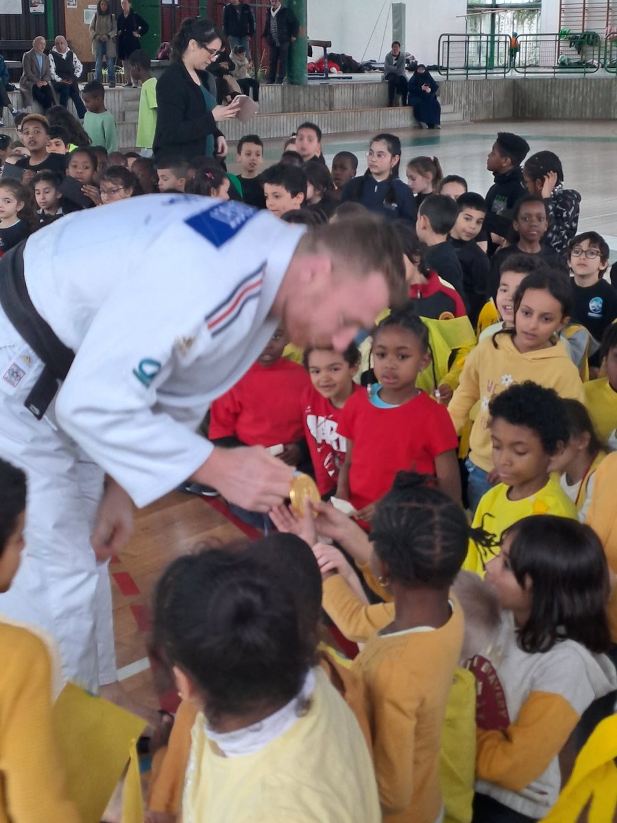 Lancement aujourd'hui de la semaine des #JO avec l'école Marcel CachinA <a href="/REPlusDesnos/">REP+Desnos</a> <a href="/AcCreteil/">Académie de Créteil</a> . Bravo aux équipes pour cette très belle cérémonie avec la présence exceptionnelle d' <a href="/AxelClerget/">Axel CLERGET</a>. Un moment de partage et d'émotions qui a fait scintiller les yeux des élèves.