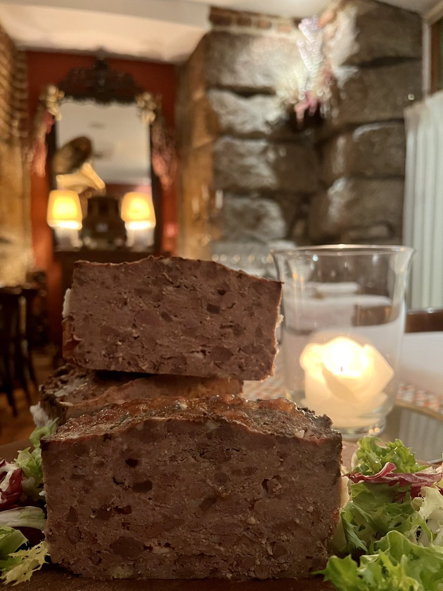 laEsquina2's tweet photo. Hola! 👨🏼‍🍳 Aquí os dejamos con nuestra Terrine de Canard au poivre vert 😋👨🏼‍🍳 ¡Feliz tardes! 😊👋🏻 @laesquinadelreal #terrine #canard #terrinedecanard #poivrevert #restaurant #bistro #laesquinadelreal #madrid #operademadrid #madriddelosaustrias #turismomadrid #gastronomia https://t.co/QcDA3UOCP1