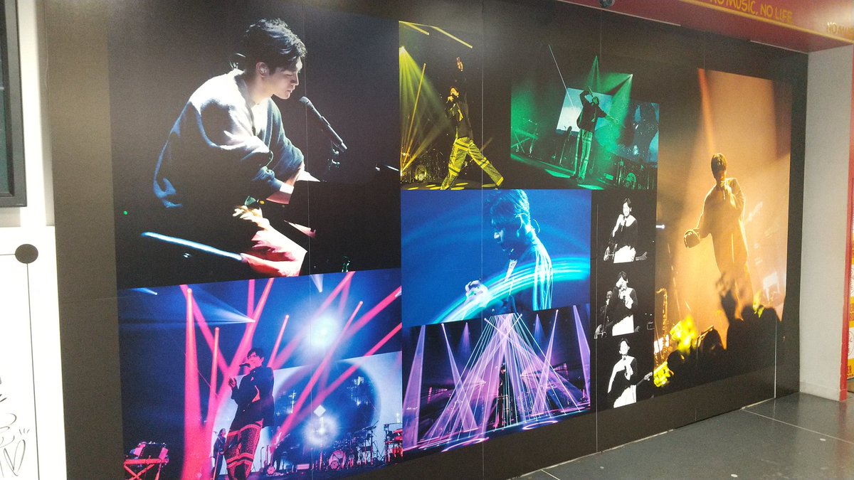 nobunobu0306n's tweet photo. #poipoitour
27日最終日
洸平さんパネル巡り
#山野楽器銀座店
前と同じ壁面にありました
ステージからのモノクロ
写真が好き
#THUTAYA
#タワレコ
1階の半分位のスペースに
巨大パネル.グッズ.サイン
等どんどん豪華になる展示
に感動😭
洸平さんをたっぷり浴びて
楽しい時間でした💕
#松下洸平 https://t.co/5tUaSrjFwe