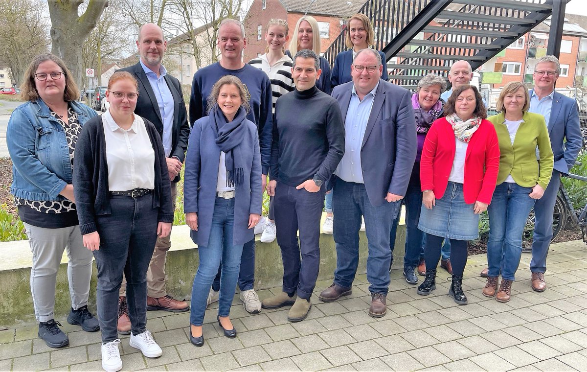albaberlin's tweet photo. Beim Start von #SPORTVERNETZT in seiner Heimatstadt Rheine war Mitri heute erstmals als Botschafter mit ALBAs Vizepräsident Henning Harnisch unterwegs und hat den @tvjahnrheine als neuen Partnerverein begrüßt. Wir freuen uns sehr! 🙏

⏩Mehr Infos: https://t.co/clzTfLHGE6 https://t.co/ycZMm4Px9p