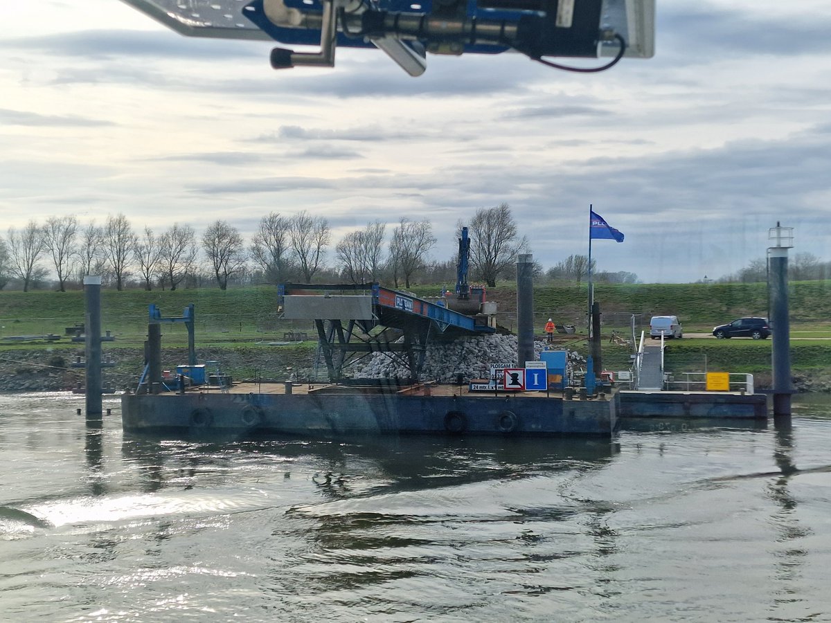 derkposthumus's tweet photo. Weer een ligplaats foetsie, het word tijd voor spudpalen #pannerden https://t.co/3jppBxlNXg