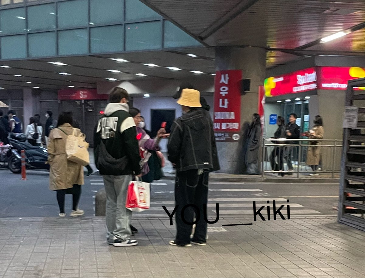 cherishthe17's tweet photo. GyuBoo asked for direction from the lightstick seller and bought the lightstick 🥹 https://t.co/9p57GGmKqx