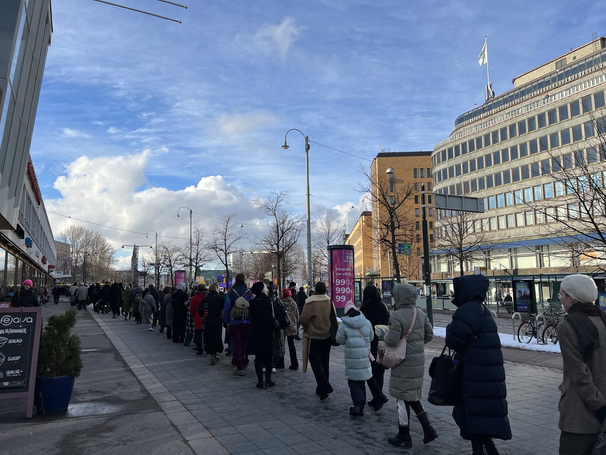 paulaparviainen's tweet photo. Ei äänestysjono, ei leipäjono, vaan nuoriso jonottaa taidenäyttelyn avajaisiin ⁦@AmosRex⁩ #Generation2023, sillä #kulttuurikuuluukaikille #lisäätätä #taide https://t.co/Nm3gvfQom5