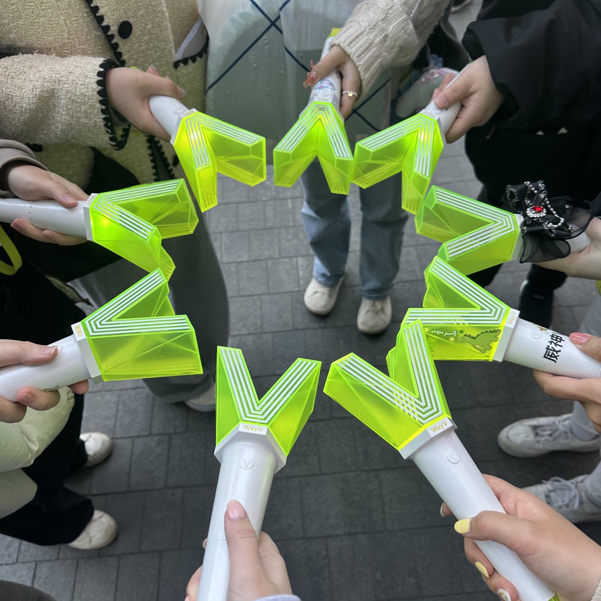 tenmeow10's tweet photo. 쩐놀 최고다
제 옆에 앉아계셨던분…이걸 본다면 연락주세요😶
말 걸어주셔서 넘 고마웠어요오 https://t.co/wTZfLyD4DA