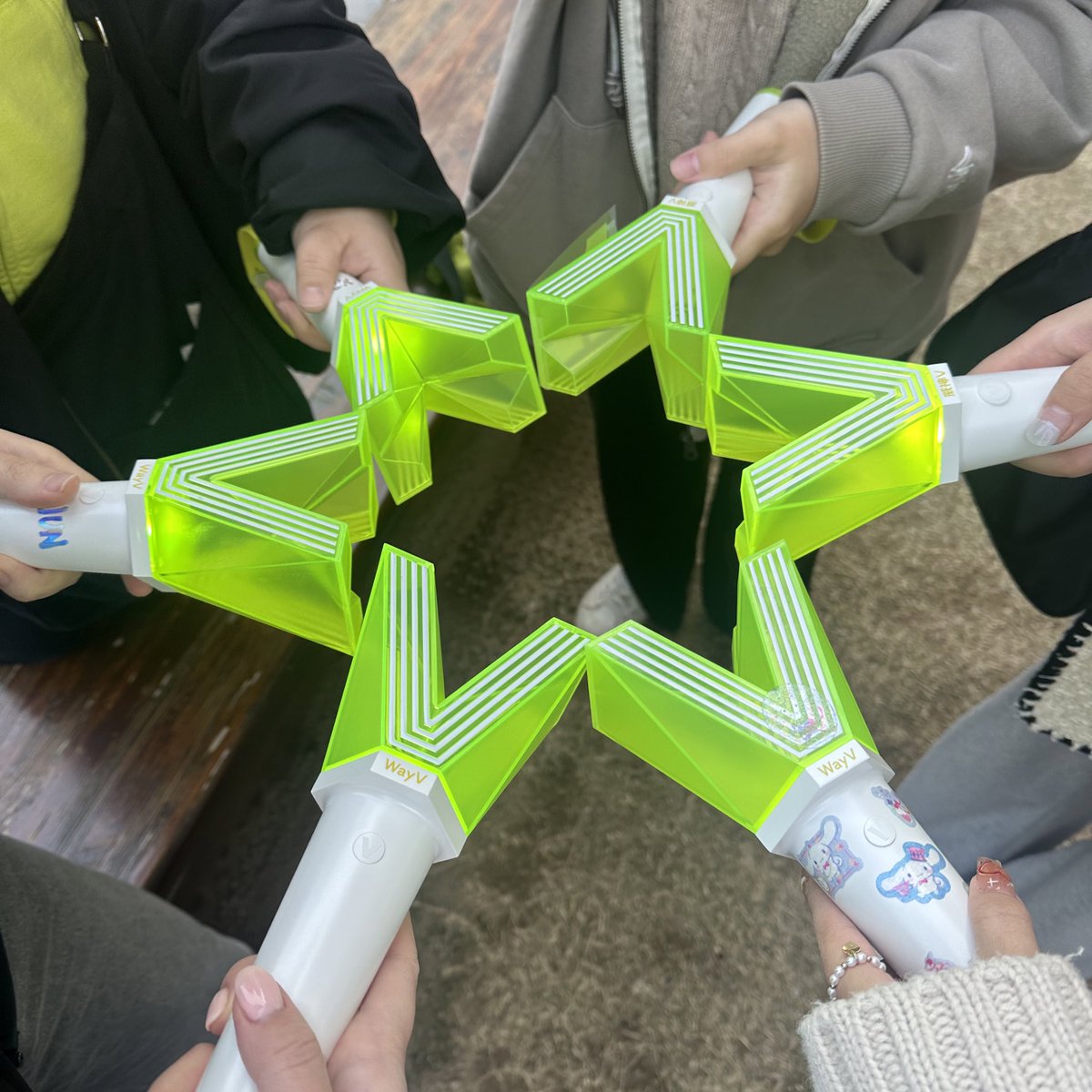 tenmeow10's tweet photo. 쩐놀 최고다
제 옆에 앉아계셨던분…이걸 본다면 연락주세요😶
말 걸어주셔서 넘 고마웠어요오 https://t.co/wTZfLyD4DA