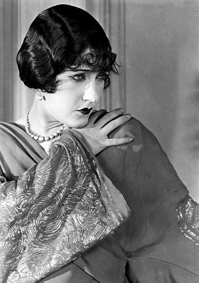 100YearsAgoNews's tweet image. March 28, 1923: Gloria Swanson, “heartthrob queen of screen romances,” is sued for divorce by her husband, producer Herbert Somborn. He accuses her of desertion and cites 14 instances of adultery on her part, including an affair with director Cecil B. DeMille. 1/2