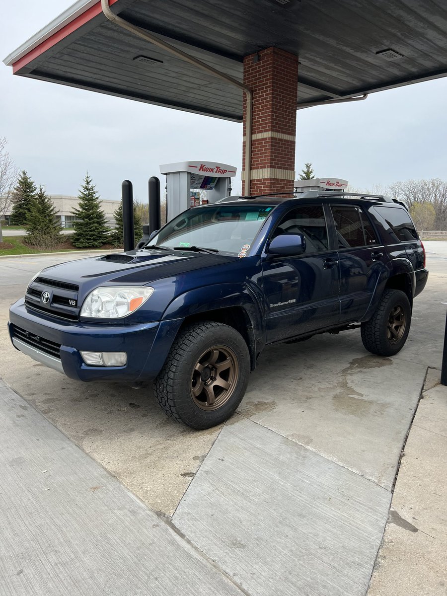 Jackson_Davidd's tweet photo. Ain’t the best? But damn good 2 car solution https://t.co/uIpDUTQaGa
