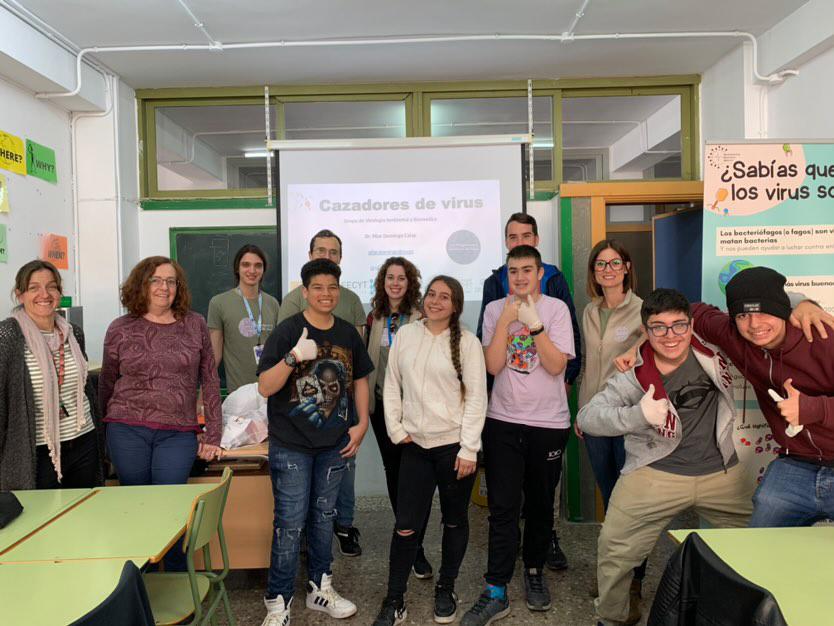 pilardomingoc's tweet photo. #EnBiVirLab @VLCphagehunters en el #IESLaMoreria en #Mislata con nuestro taller #CazadoresdeVirus @CdCienciaUV !
Ha sido un auténtico placer!
Ojalá hayan encontrado algún #virusbueno #fago contra #bacteriasresistentes! Mañana lo sabremos!!
#estimulandovocacionescientificas https://t.co/GQsl3XBaSr
