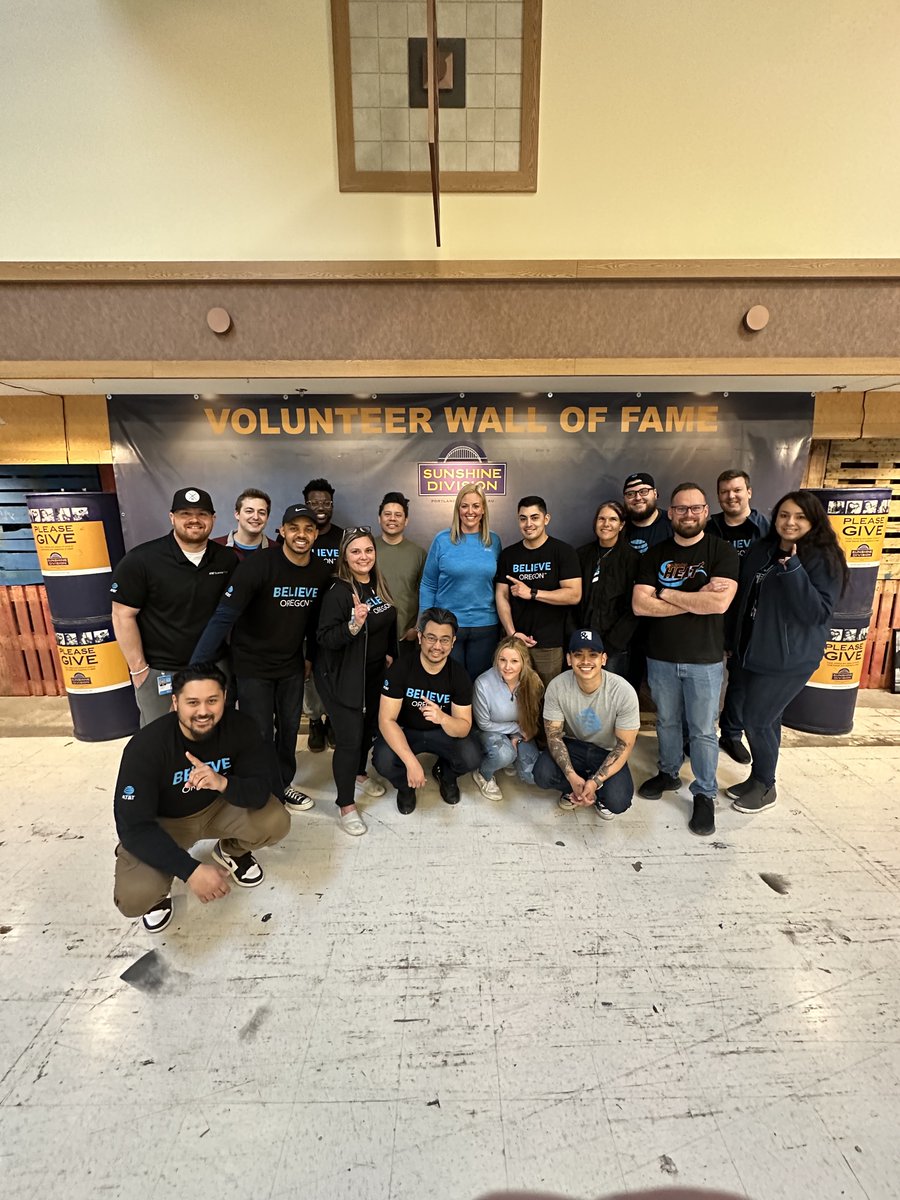 AmirJ_CA's tweet photo. @ATT team members spent the day volunteering with @sunshine_div as they work to provide food and clothing relief to more than 15,000 Portland families in need. Learn how you can support @sunshine_div here: https://t.co/f2NYsH6xhq #ATTImpact https://t.co/dwCF24SQQd