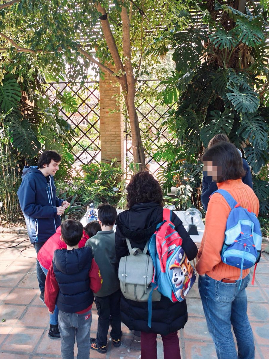 Physics_League's tweet photo. Últimas fotos de la feria realizada el pasado 25 de febrero en el @JardiBotanicUV, junto con nuestros amigos de @photonets_uv y @OpticsCastello,y el @IFICorpuscular. https://t.co/kVXJn2ehWd