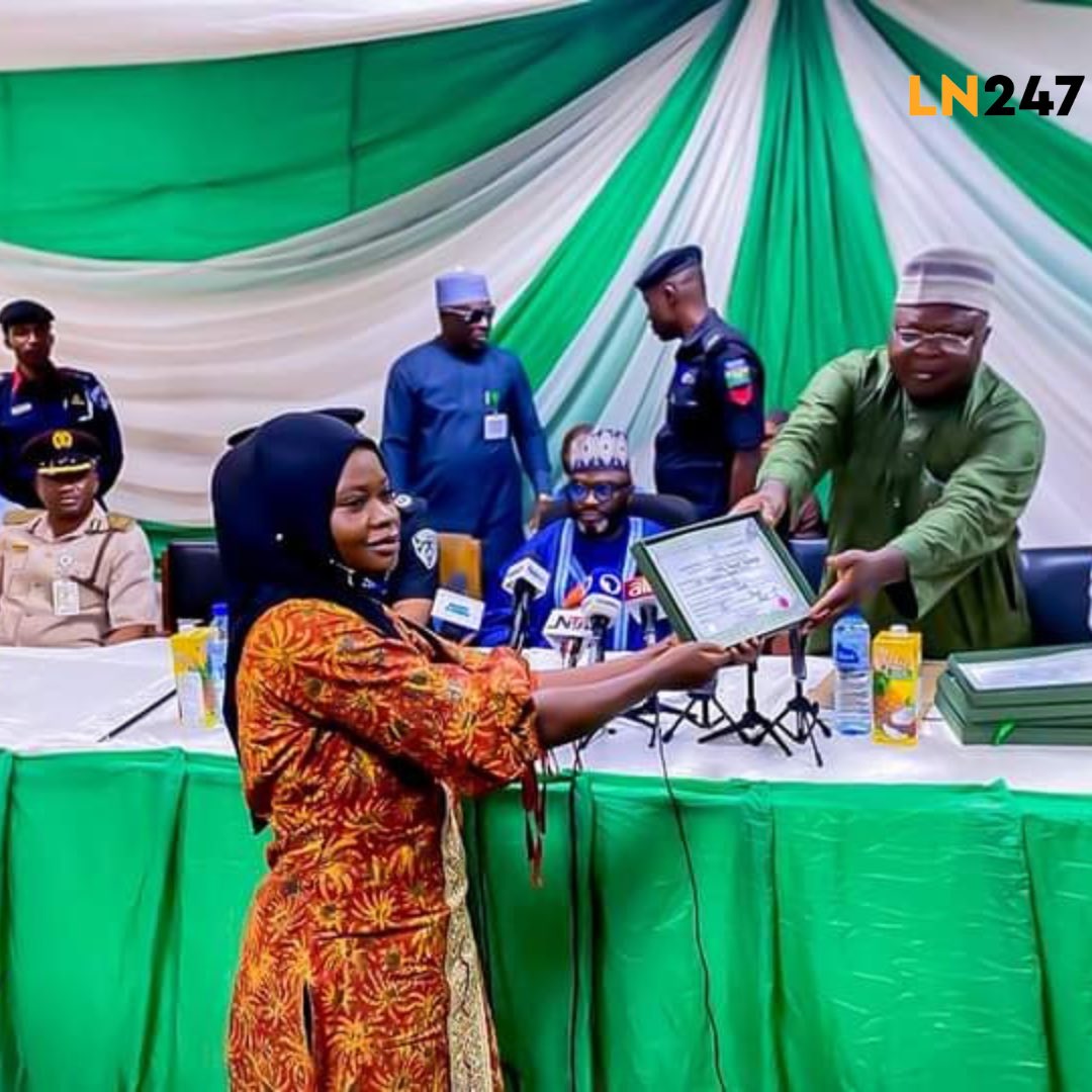 ln24_7's tweet image. Happening now

The Independent National Electoral Commission (INEC) in Kwara State has commenced the presentation of certificates of return to the governor-elect who is also the incumbent governor of the state, Abdulrahman Abdulrazaq and the 24-members-elect.
#INECElectionResult