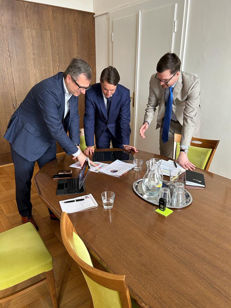 infoegap's tweet photo. Možnosti národního řešení pomoci českým firmám na🇺🇦 v kontextu podmínek okolních států dnes u jednacího stolu diskutovali @DHavlicek, @kozakj a @binder_roman. Tématem přitom byla i poptávka firem, odvětvová podpora a start garancí EGAP Plus.
#EgapPlus #ukrajina #export https://t.co/wbtykQ3ckv
