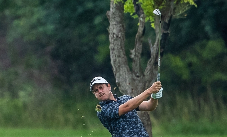 Een meer dan prima begin van <a href="/LarsvanMeijel/">Lars van Meijel</a> in #TheChallenge! Zeven birdies (en één bogey) brengen hem vroeg in het toernooi naar de vijfde plek. Vince van Veen (+2) had het weer lastig op de baan van Karnataka🇮🇳 #ChallengeTour #TeamNLGolf🇳🇱
Scores➡️europeantour.com/challenge-tour…