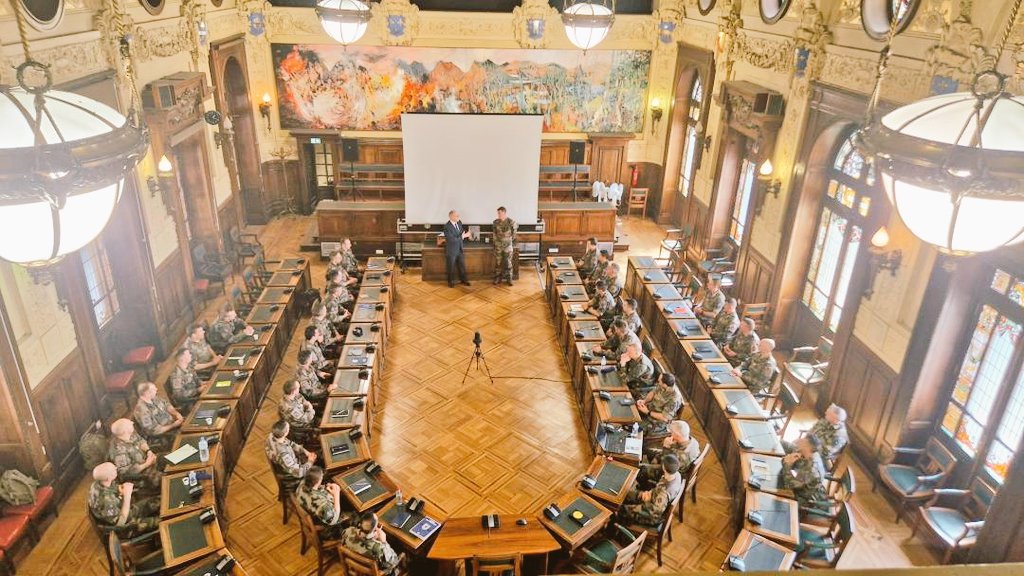 Accueil du séminaire des CDU de la 4e BAC : visite de la Préfecture et du centre opérationnel départemental, découverte de l’hôtel des États-majors, présentation des différents bureaux de l’État-major de la 4e BAC.
<a href="/Prefet63/">Préfète du Puy-de-Dôme</a> <a href="/1erRHC/">1er régiment d'hélicoptères de combat</a> <a href="/CDC3RHC/">Chef de corps 3RHC</a> <a href="/5eRHC/">5e régiment d'hélicoptères de combat</a>