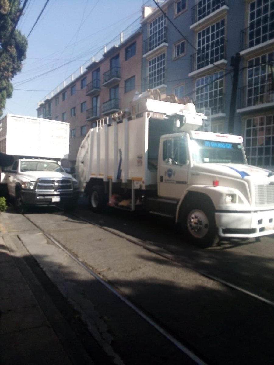 patitaalaire's tweet photo. Cerrada la calle de #MarEgeo en este momento, entre Juarez y Cuitlahuac, aquí la evidencia, autoridades que más necesitan? @LaSEMOVI #NoqueremosRecycle que se vaya! Estamos hartos! #atuda @EnlacePopotla @TvAquiEntreNos @AlcaldiaMHmx hagan algo! @Claudiashein @ProsocCDMX https://t.co/rMObczavIm