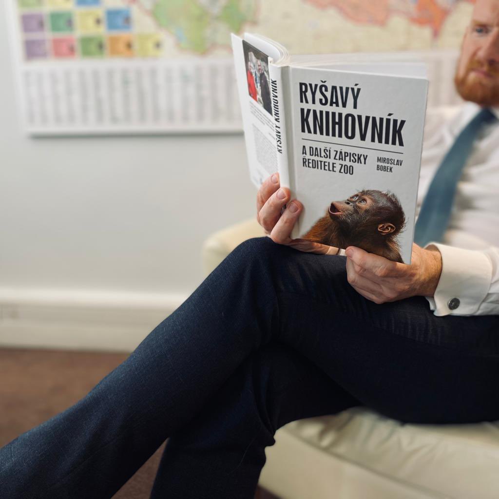 MattFieldUK's tweet photo. Když jsem se v mládí rozhodoval, co dál dělat, chtěl jsem být ředitelem zoo. A nebo knihovníkem.

Těším se, že brzy znovu vyrazíme do @zoo_praha podívat se na Šišku. https://t.co/oh3NcPwx7B