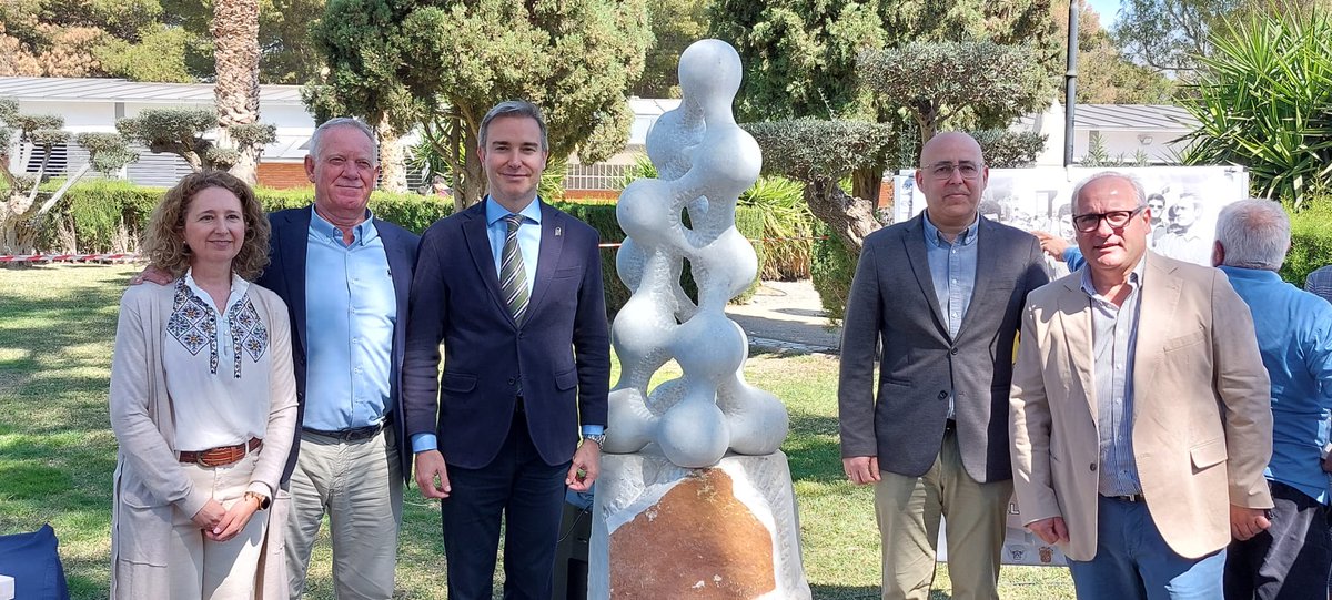 ✔️La <a href="/Escuela_Marmol/">Escuela Mármol Fines</a> pone en valor el uso artístico de la piedra con la cesión de una escultura a Huércal-Overa. 

🟢DT <a href="/EmpleoJunta/">Consejería de Empleo, Empresa y Trabajo Autónomo</a>, <a href="/AmosGHueso/">Amós García Hueso</a> destaca que la obra ‘Primigenias’, del Artesano Diego Cano, en mármol blanco de Macael, es representativa de un sector clave.