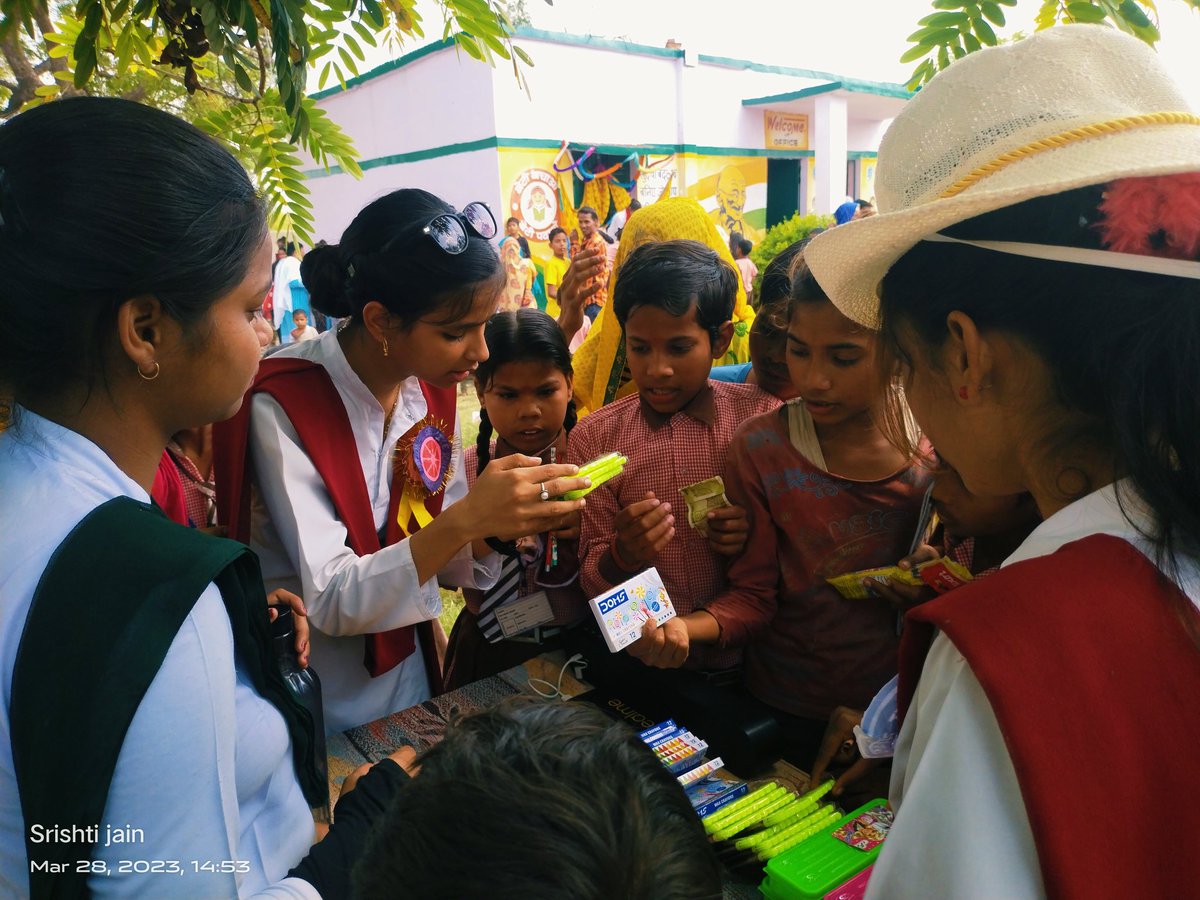 Srishtijainfzd's tweet photo. आज 7 दिवसीय विशेष शिविर के दौरान छठे दिवस पर nss के  गोद लिये हुए गाँव बेंदी में पुस्तक मेला का आयोजन किया गया जिसमे स्वयं सेविकाओं ने यथाशक्ती सहयोग दिया । पुस्तक मेला में श्री मान एस. एन. श्रीवास्तव "एडवोकेट"  ने भी अपना सहयोग प्रदान किया । https://t.co/3RAVy6Zszr