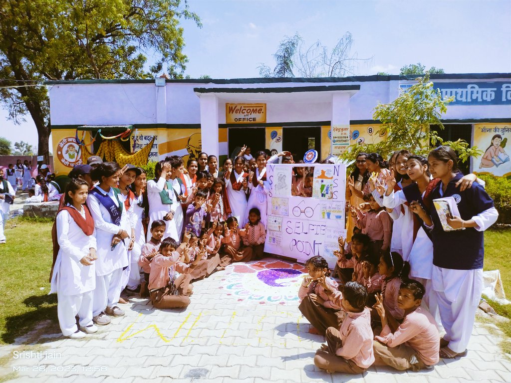 Srishtijainfzd's tweet photo. आज 7 दिवसीय विशेष शिविर के दौरान छठे दिवस पर nss के  गोद लिये हुए गाँव बेंदी में पुस्तक मेला का आयोजन किया गया जिसमे स्वयं सेविकाओं ने यथाशक्ती सहयोग दिया । पुस्तक मेला में श्री मान एस. एन. श्रीवास्तव "एडवोकेट"  ने भी अपना सहयोग प्रदान किया । https://t.co/3RAVy6Zszr