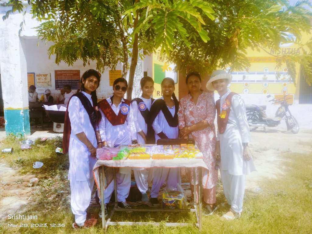 Srishtijainfzd's tweet photo. आज 7 दिवसीय विशेष शिविर के दौरान छठे दिवस पर nss के  गोद लिये हुए गाँव बेंदी में पुस्तक मेला का आयोजन किया गया जिसमे स्वयं सेविकाओं ने यथाशक्ती सहयोग दिया । पुस्तक मेला में श्री मान एस. एन. श्रीवास्तव "एडवोकेट"  ने भी अपना सहयोग प्रदान किया । https://t.co/3RAVy6Zszr