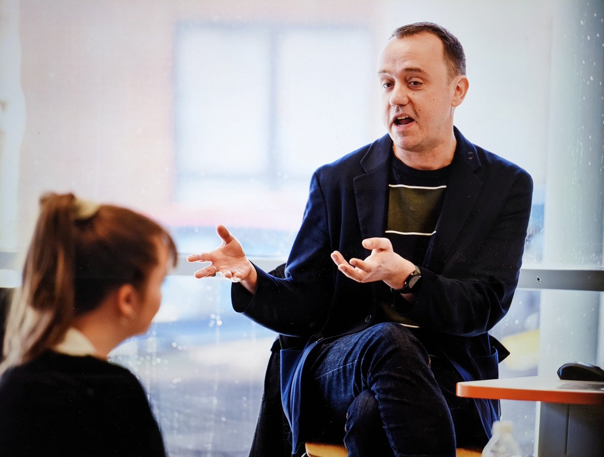 RJBmediaTech's tweet photo. Many thanks to @lukee11is from the BBC for visiting @TeessideUni to talk with BA (Hons) Film &amp; Television students of @CreativeArtTees about working in TV Studio Productions. Expert insight, always appreciated. https://t.co/6otGPVP5Fu
