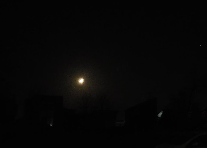 月がきれい。ピンクかかってます。肉眼では三日月！カメラだと、、、さっ、帰ろ。 