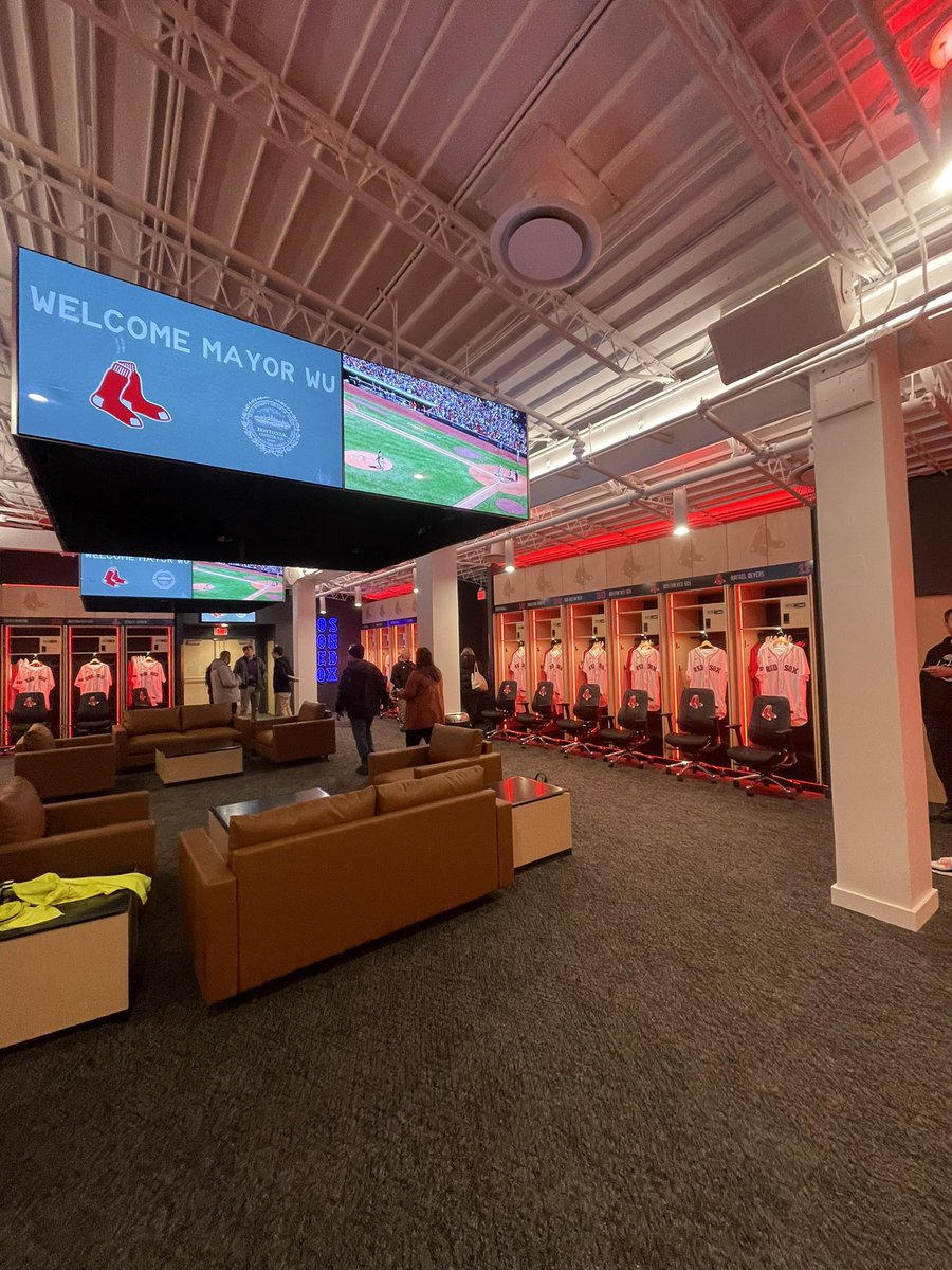 tylermilliken_'s tweet photo. We have our first look at the newly renovated Red Sox clubhouse 👀

📸: @MereGorman https://t.co/11aotUYlMO