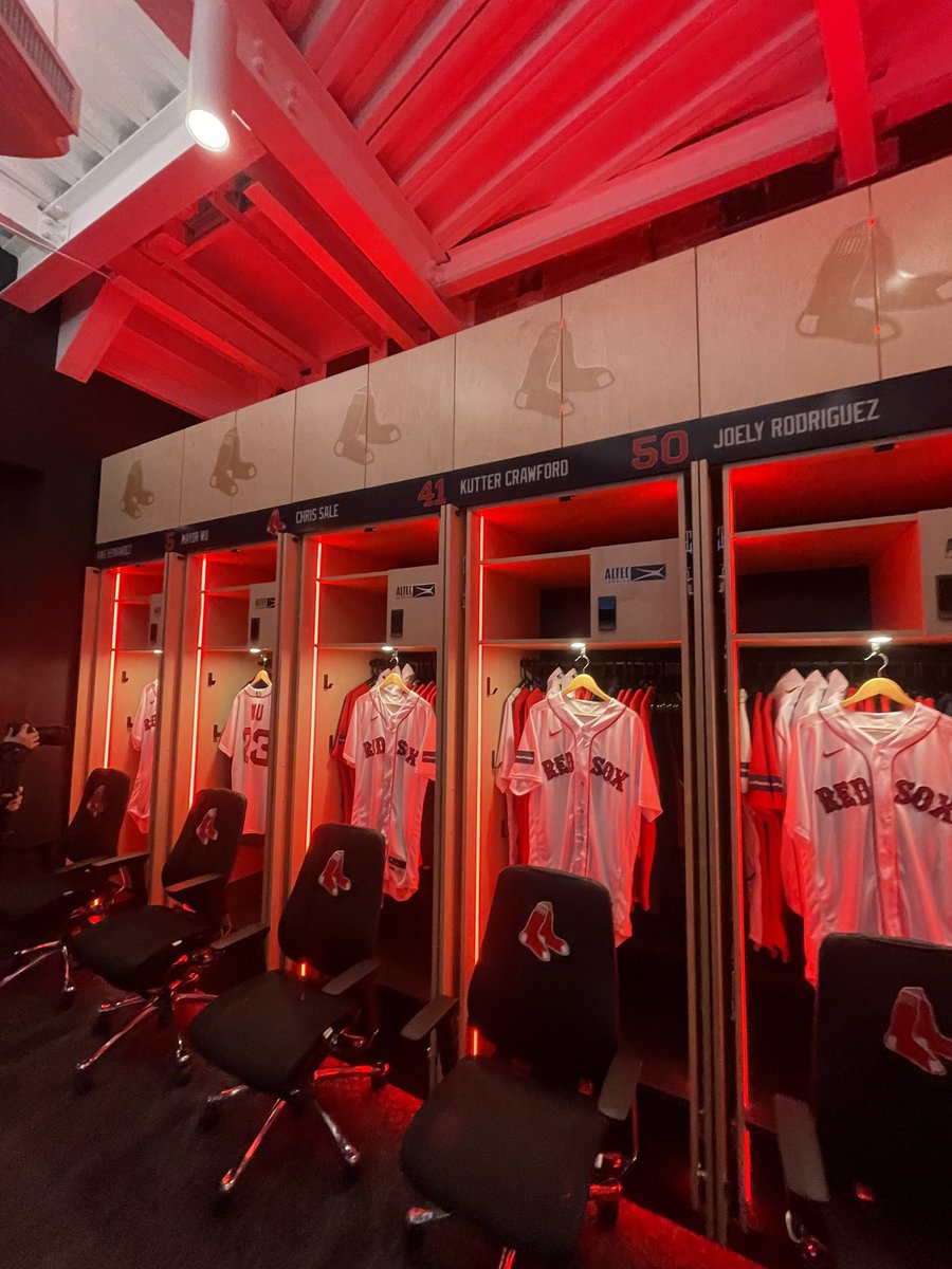 tylermilliken_'s tweet photo. We have our first look at the newly renovated Red Sox clubhouse 👀

📸: @MereGorman https://t.co/11aotUYlMO