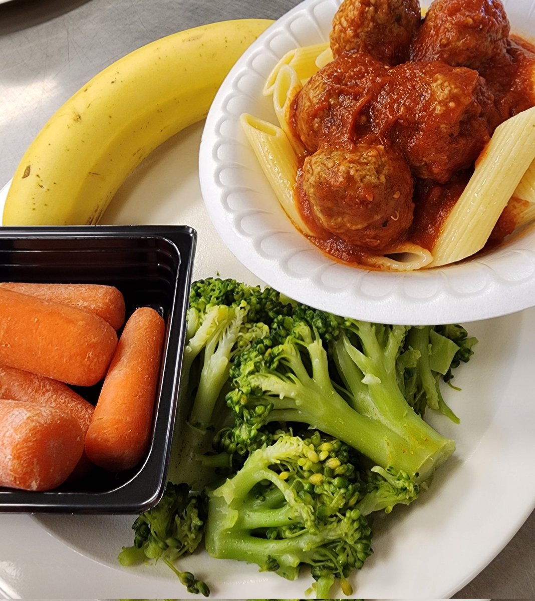 Penne pasta with meatballs, steamed broccoli, assorted fresh veggies and fruits. 😍