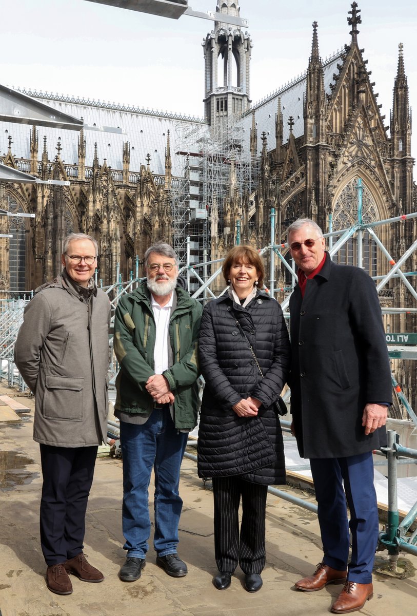 BVK_PR's tweet photo. Gute Aussichten für das Kölner DomCarré:
Die Fertigstellung des Haupttragwerks des Staffelgeschosses markiert einen wichtigen Meilenstein im Bauprozess. Unter dem Motto „Gute Aussichten“ lud die BVK am 28.03.2023 auf die Dachterrasse zu einem Etappenfest. 
Fotos: Martina Goyert https://t.co/Fiu87yRP8K