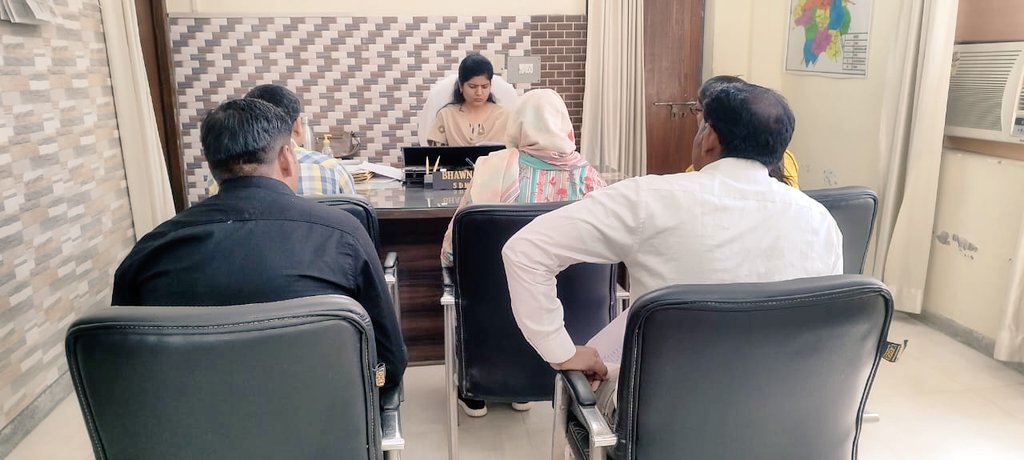 डीएम अलीगढ़ श्री इन्द्र विक्रम सिंह के निर्देश पर एसडीएम इगलास सुश्री भावना ने तहसील में आए फरियादियो की समस्याओं को सुनकर उनका समाधान किया तथा अधीनस्थ अधिकारियों को निर्देश दिए कि तहसील स्तर पर किसी भी प्रकार की समस्या लंबित नही रहनी चाहिए।