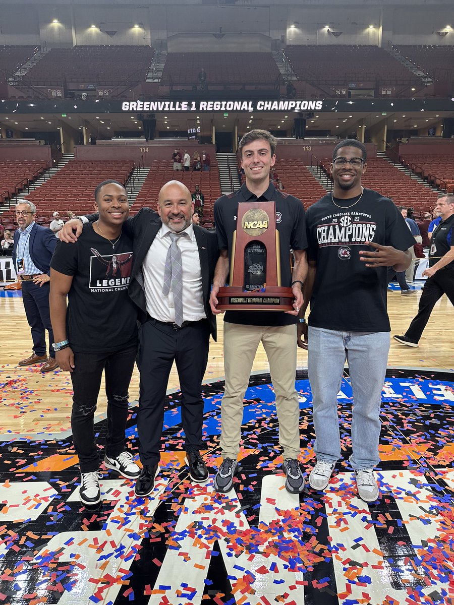 The Highlighters showed out in Greenville last night! <a href="/CoachChmiel/">Coach Chmiel</a> #WFinalFour
