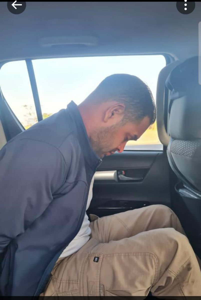 TirandoFacto507's tweet photo. Patada de karate!! No hay respeto por nuestros policías

El karateca reducido a la obediencia, funcionario de Aduanas, pantalones y botas tactical, se creía su propia película.

Un balazo en la pierna, preso y procesado, y de seguro pierde su trabajo.

¿Quién más quiere ser Anel? https://t.co/QZgKXkyArb