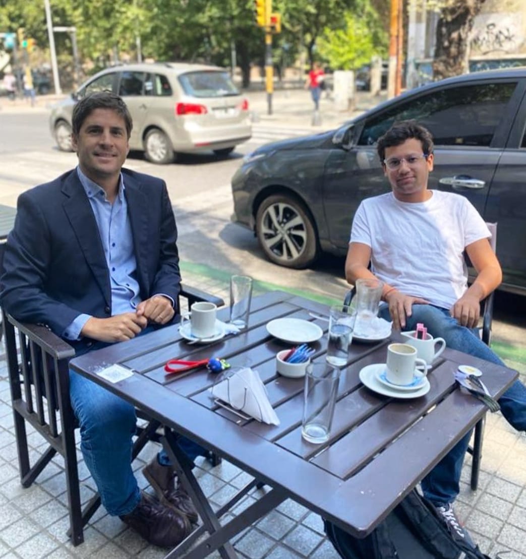 Mamita estos pibes de <a href="/omardemarchi/">Omar De Marchi</a> .... El de lentes, es <a href="/fernandoreyesok/">Fernando Reyes</a>  , el mismo que mandó a empapelar la Ciudad denunciando de acosador al ahora concejal del @pro <a href="/lcarosio/">Lucas Carosio</a>   y después se toma café con él... No tienen códigos y quieren gobernar Mendoza...