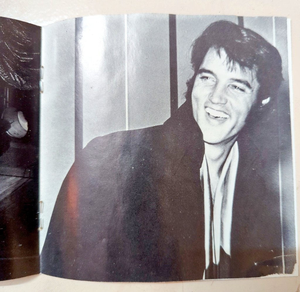 walkman_guy's tweet image. Evening mood 🎶

#ElvisPresley 
In person at the International Hotel Las Vegas, Nevada 

#collection 
#Audiocd 
#collectors