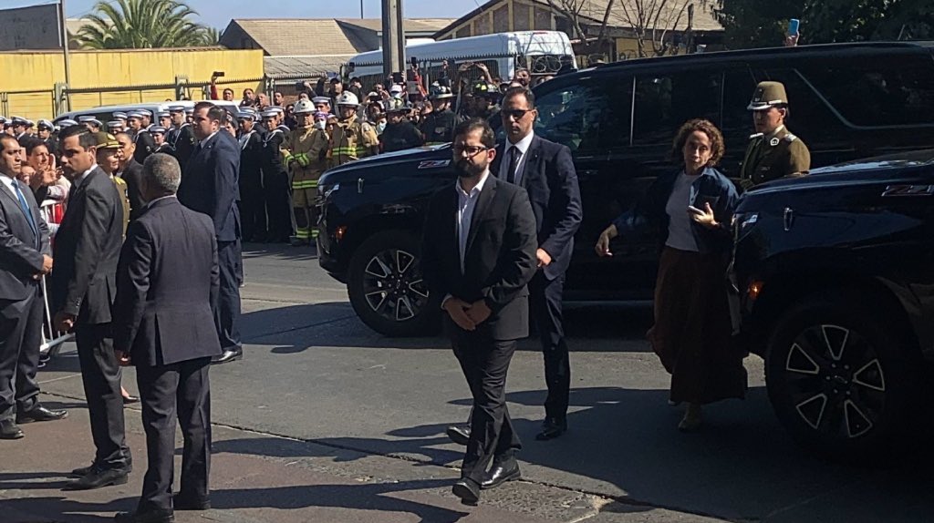 MvalenciachCh's tweet image. Potente señal de #PresidenteBoric en responso de la #Carabinera asesinada. Afrontar un momento tan complejo con la frente en alto dignifica su rol de Jefe de Estado. Si bien hubo pifias, algo lógico, hubo quienes respetaron el dolor de la familia y guardaron silencio. #Quilpue