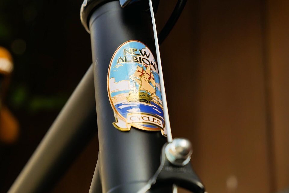 This Privateer build is stacked! 🥞🥞🥞
Posted <a href="/withregram/">Repost app</a> • @houseoftherisingsun.jkt Lookin’ for a townie? We got this New Albion Privateer, rollin on 650b and laid back bar, it's so comfy for strolling around the city.

For more info please DM House o… instagr.am/p/CqViKrKLrx-/