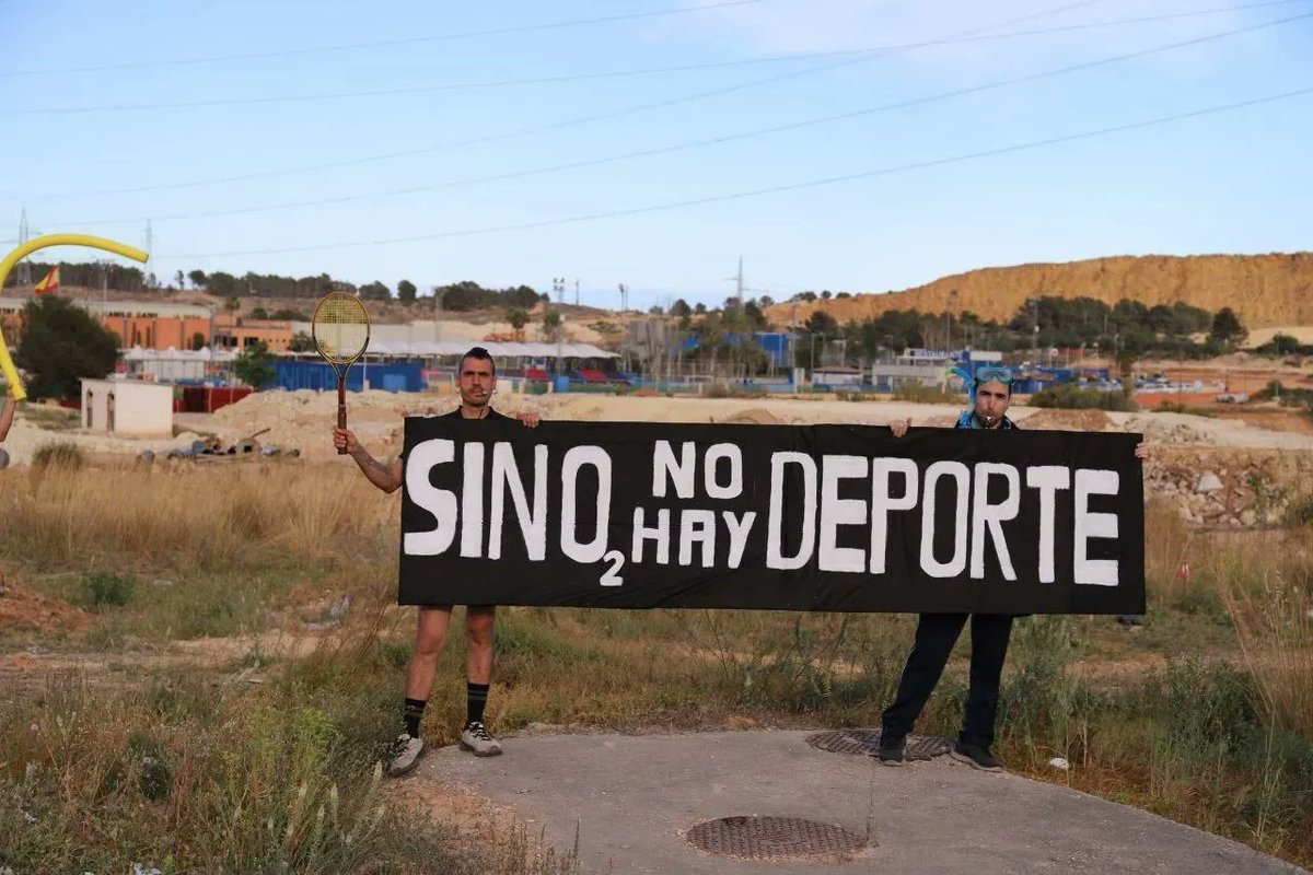 Aeamarinabaixa's tweet photo. ✊🏽Sense Serreta no hi ha oxígen i sense oxígen no hi ha esport. Per aixó des d'AE-Agró Marina Baixa reivindiquem que la destrucció del nostre territori no pot fer-se amb la justificació d'ampliar la ciutat esportiva i, molt menys, en nom de l'esport.
#STOPPaiLaSerreta https://t.co/WBukOPP0Ca