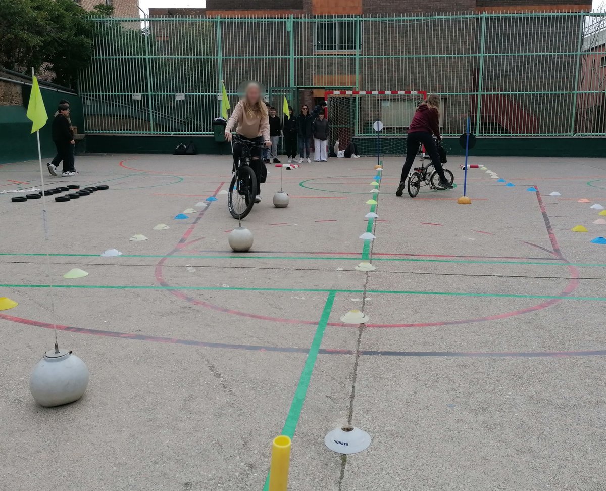 Els i les #GTK de #JEGràcia van rebre la formació del @biciclot per aprendre a circular en bicicleta i dissenyar els seus propis tallers pels petits. Transformar la mobilitat de l'entorn escolar és la prioritat enguany del projecte que presenten en la #CONFINT. #KostkaVerd 🚴‍♂️🚴